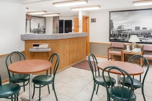 Dining - Super 8 by Wyndham Watseka (Watseka)
