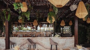 A restaurant with a bar area, hanging wooden light fixtures, and a marble countertop. - Longue Vie Hotel Marrakech (Marrakech)