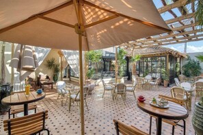 Outdoor dining - Le Palais Tara and Spa (Marrakech)