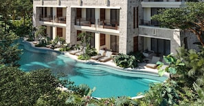 Ein mehrstöckiges Hotel mit einem Schwimmbad, umgeben von üppiger Vegetation.