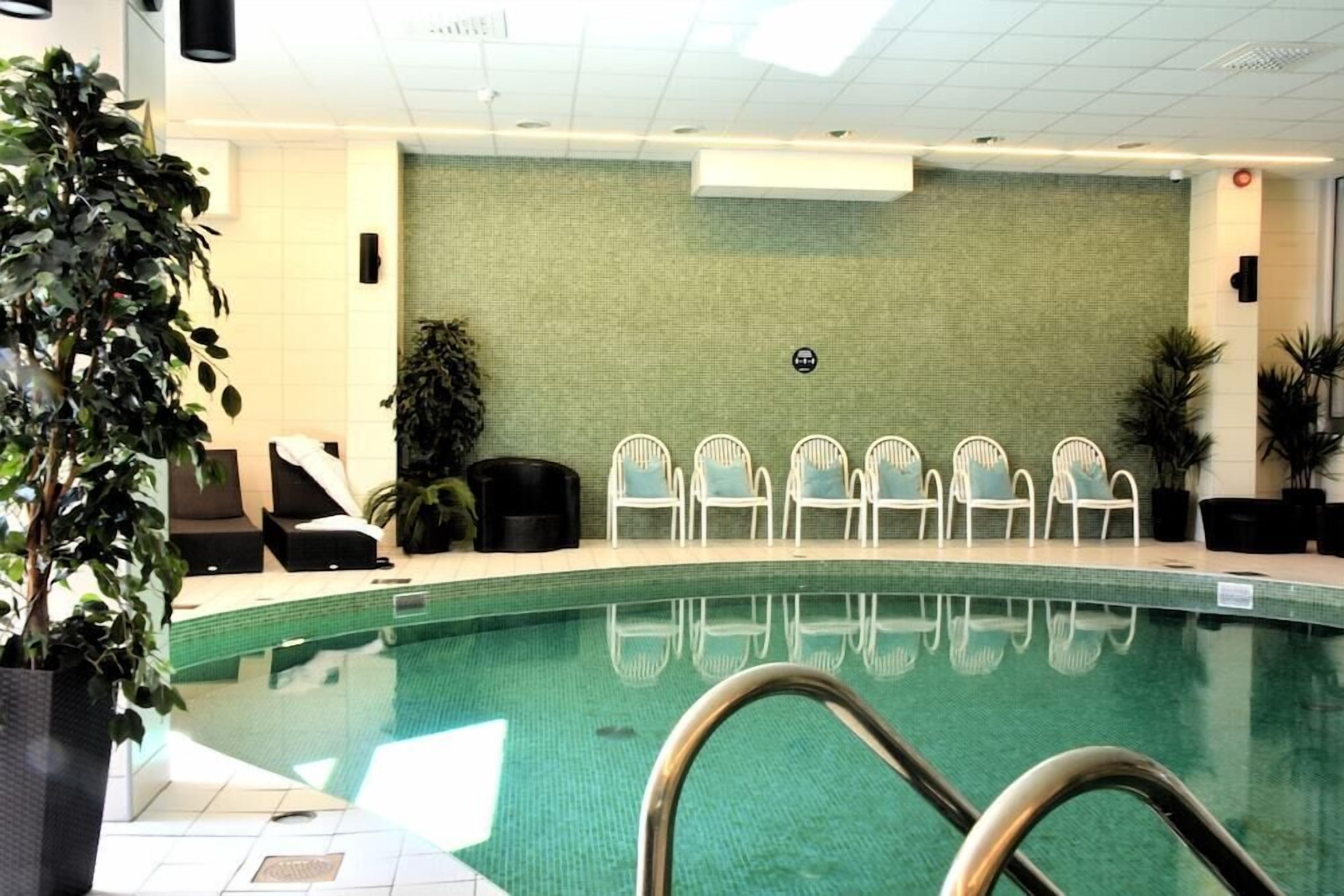 Inomhuspool och utomhuspool