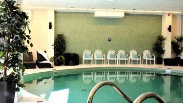 Inomhuspool och utomhuspool