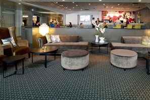 A lobby with seating arrangements, a reception desk, and a bar area. - Quality Hotel Winn (Hisings Backa)