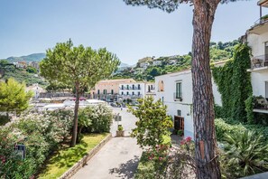 A coastal town with buildings, a paved square, and greenery. - Hotel Le Axidie, BW Signature Collection (Vico Equense)