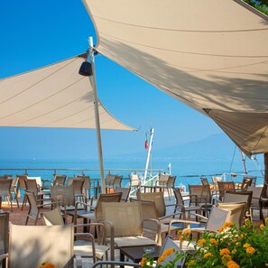 Outdoor dining - Hotel Le Axidie, BW Signature Collection (Vico Equense)