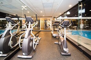 A gym with treadmills, a pool, and exercise equipment. - Ottawa Kanata Hotel and Conference Centre (Ottawa)