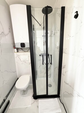 Hair dryer, towels, toilet paper - Montmartre Moulin Rouge on foot perfect location (Paris)