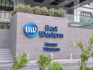 Et hotelskilt med logoet 'BW Best Western' og navnet 'Matter Tiwanon'.