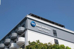 Un edificio con un cartel que dice 'Best Western Matter Tiwanon'.