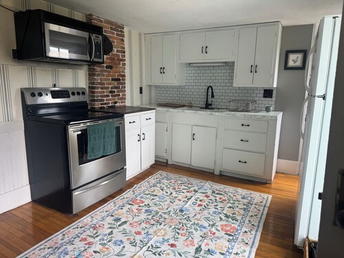 Quaint 3-bedroom farmhouse in peaceful Mason, NH.