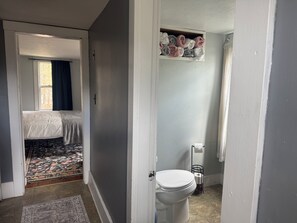 Hair dryer, towels, soap, toilet paper - Quaint 3-bedroom farmhouse in peaceful Mason perfect for relaxing.  Farm fresh! (Mason)