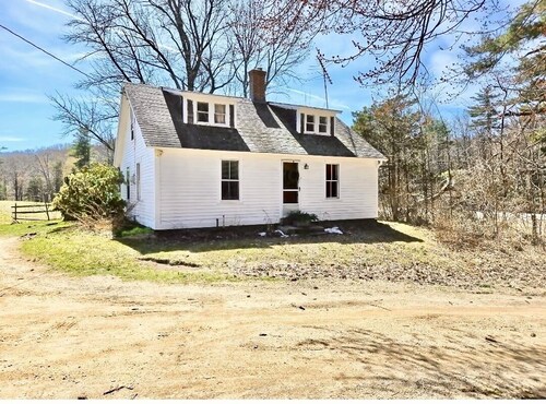 Quaint 3-bedroom farmhouse in peaceful Mason, NH.