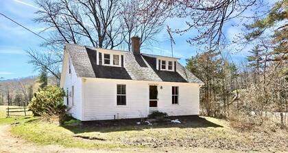 Quaint 3-bedroom farmhouse in peaceful Mason, NH.