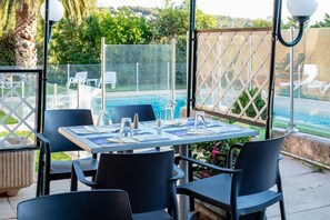 Outdoor dining - Val Hotel (La Valette-du-Var)
