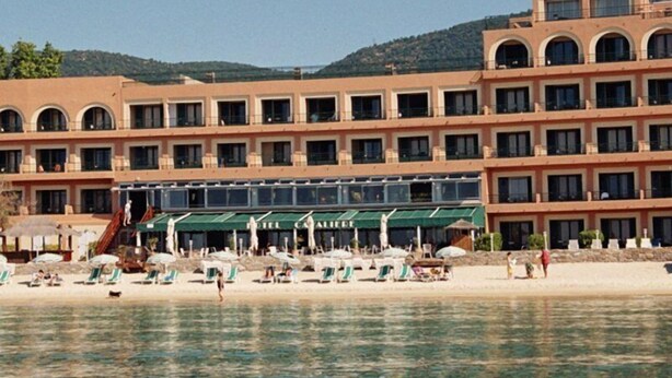 A multi-story hotel with a beachside location, featuring a pool, sun loungers, and a restaurant. - Cavaliere Sur Plage (Le Lavandou)