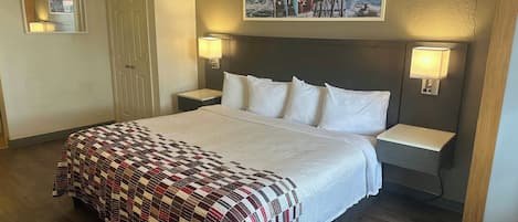 Escritorio, cortinas blackout, wifi gratis y ropa de cama