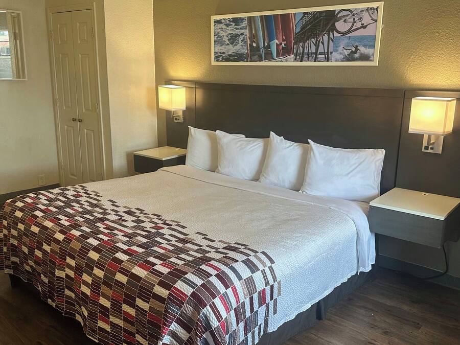 Een bureau, verduisterende gordijnen, gratis wifi, beddengoed