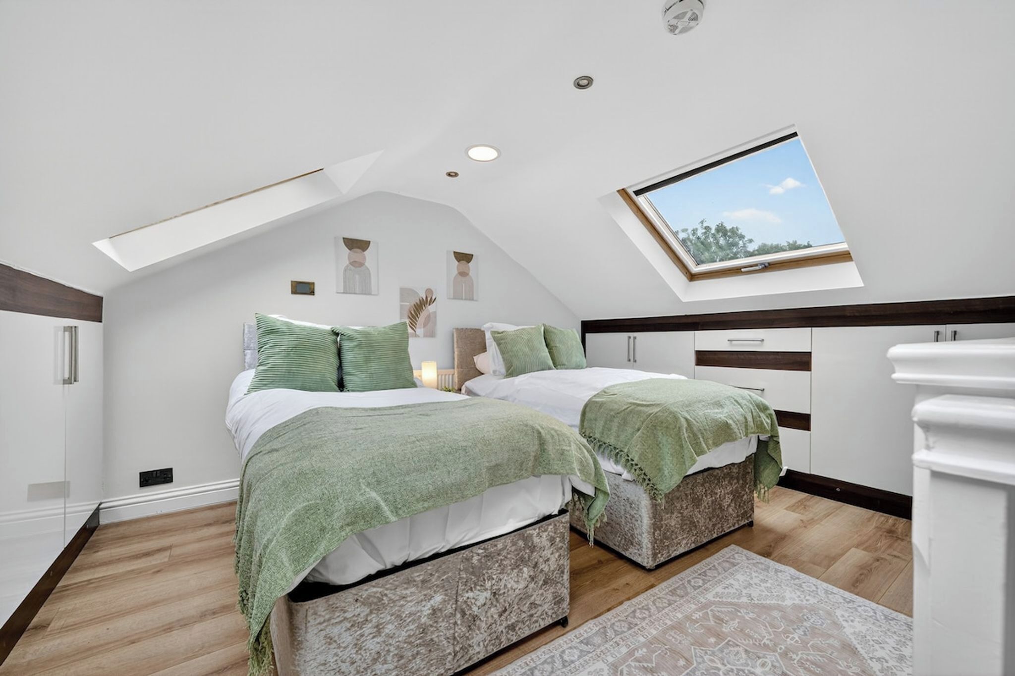 Iron/ironing board, Internet, bed sheets