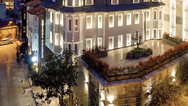 Un hotel de diseño moderno, con un patio con plantas y una piscina.