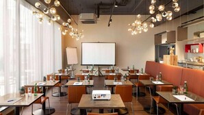 A conference room with tables, chairs, a projector, and a whiteboard. - Amedia Airport Graz (Feldkirchen bei Graz)