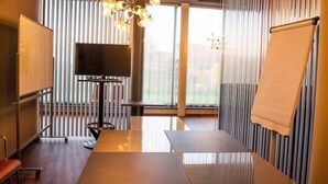 A modern conference room with a large table, a television, and a whiteboard. - Amedia Airport Graz (Feldkirchen bei Graz)