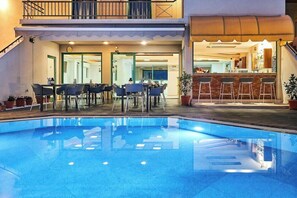 Outdoor dining - Bella Vista Hotel Apartments (Hersonissos)