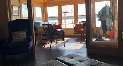 Skogsö Cottage on Dowling Lake-cozy lakefront cabin with private dock