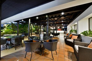 Outdoor dining - Talk of the Town Hotel & Beach Club (Oranjestad)