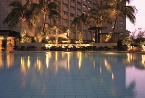 Pool - Makati Shangri-la (Makati)