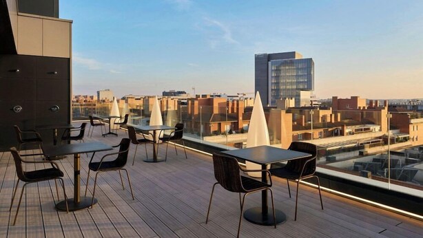A rooftop terrace with tables and chairs, offering a city view. - Madrid Centro Atocha (Madrid)