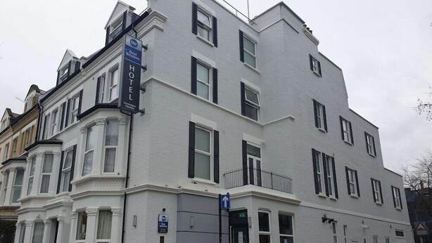 Hotelli, jonka kyltissä kerrotaan sen kuuluvan Best Western -hotelliketjuun.