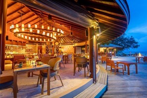 Outdoor dining - Centara Ras Fushi Resort and Spa Maldives - Adults Only (Giravaru)