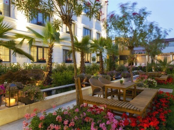 Outdoor dining - Sura Design Hotel & Suites (Istanbul)
