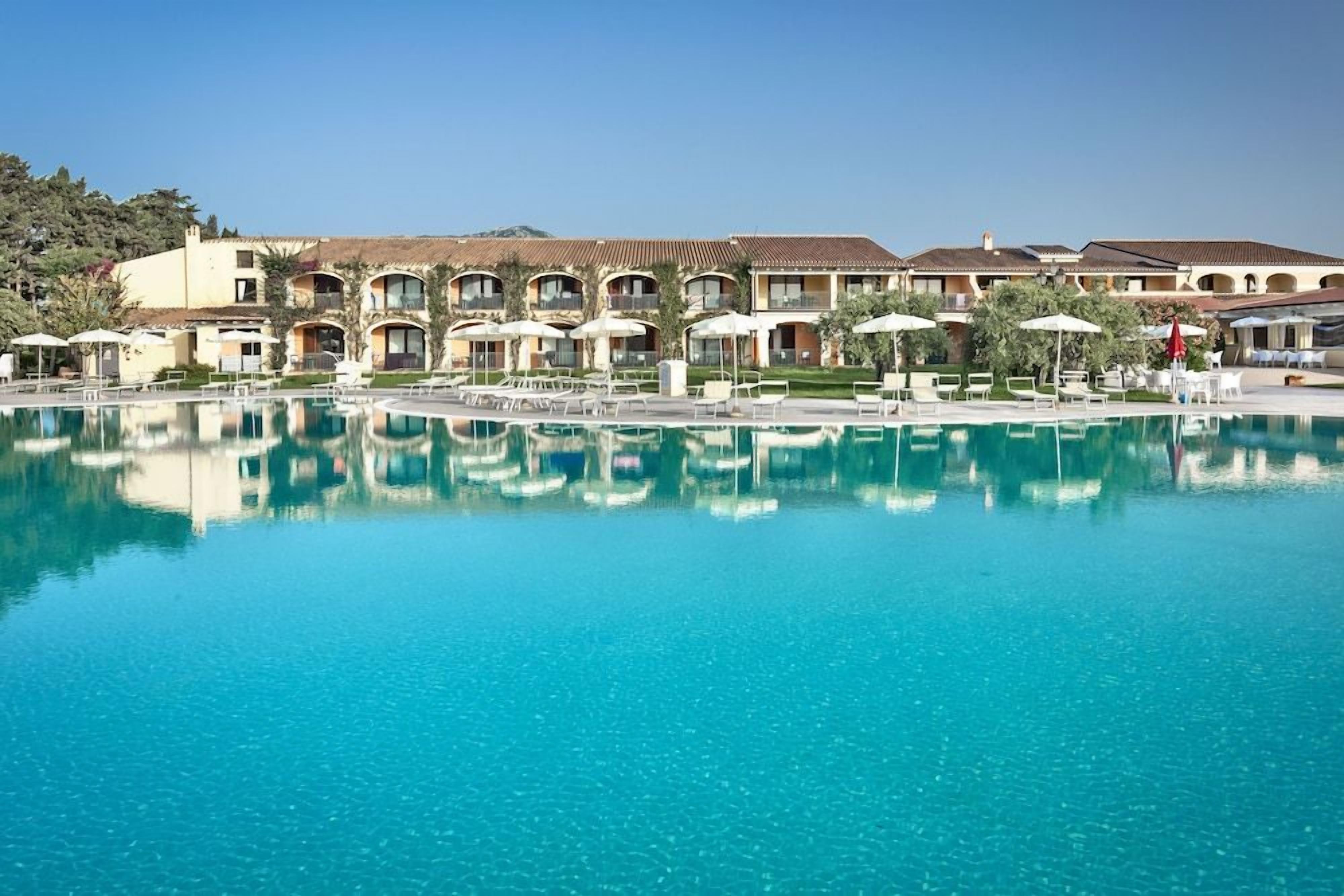 Un hôtel doté d’une grande piscine, de nombreux balcons et d’espaces extérieurs aménagés pour se détendre.