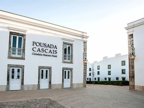 A historic hotel building with the name 'Pousada Cascais' and 'Cidade de Lisboa Historic Hotel' on the facade. - Pestana Cidadela Cascais (Cascais)
