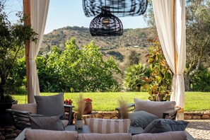 An outdoor seating area with a view of a hilly landscape. - Vila Valverde Design and Country Hotel (Lagos)