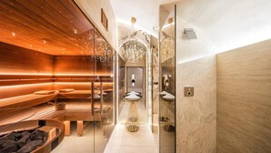 Ein modernes Spa mit Holzbänken, einer zentralen Lounge und einer Glastrennwand.