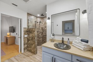 Shower, hair dryer, towels, shampoo - Sleeps 10 • Heated Pool • Game Room • Hot Tub (Largo)