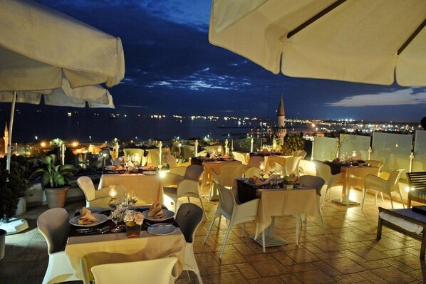 Outdoor dining - Hotel Daphne (Istanbul)