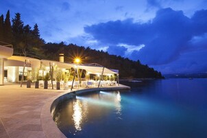 Una piscina techada, una piscina al aire libre