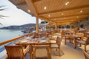Outdoor dining - Saint John Hotel Villas and Spa (Mykonos)