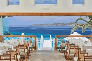 Outdoor banquet area - Saint John Hotel Villas and Spa (Mykonos)