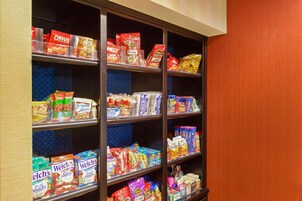 Esposizione di snack con diversi marchi e tipi.
