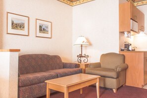 Living area - Wingate by Wyndham Elko (Elko)