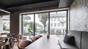 Ein modernes Interieur mit einem Holztisch, Stühlen und einem Sofa.
