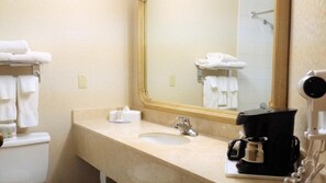 Bathroom - Red Roof Plus Vancouver Airport (Richmond)
