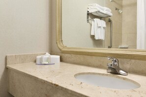 Bathroom - Red Roof Plus Vancouver Airport (Richmond)