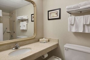 Bathroom - Red Roof Plus Vancouver Airport (Richmond)