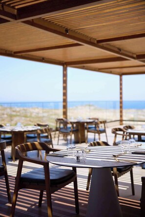 Outdoor dining - Aulus Chania Resort, Curio Collection by Hilton (Chania)