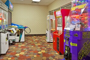 Eine Reihe von Spielautomaten in einem Raum mit gemustertem Teppich.